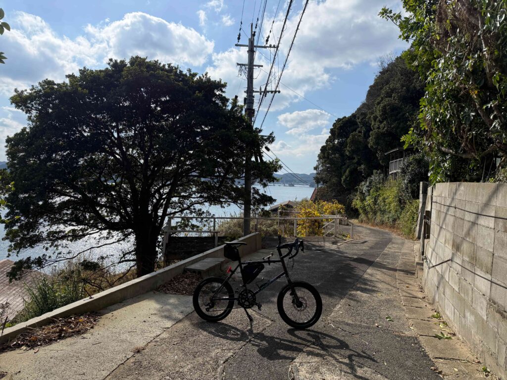 海沿いから、山側へ。思いがけない裏道